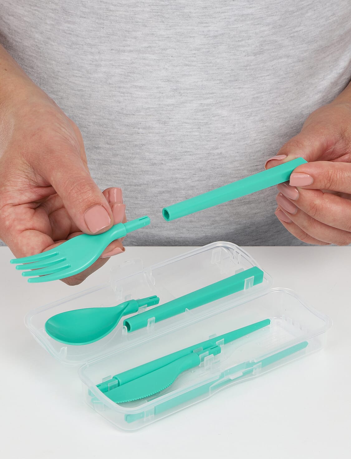 https://stergita.sirv.com/sistema/catalog/product/1/9/1917-53c_cutlery_togo_hands_clicktogether_mintyteal.png?canvas.color=fcfbf8