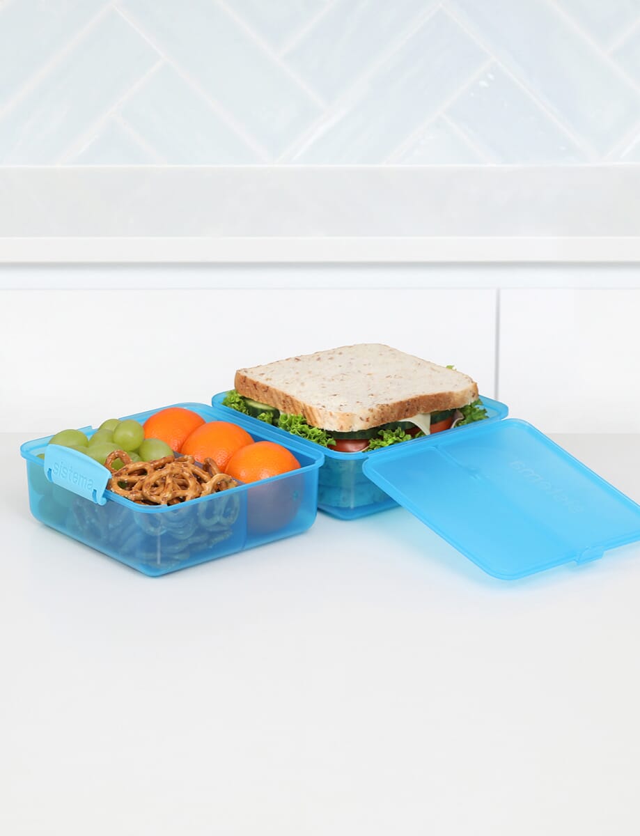 https://stergita.sirv.com/sistema/catalog/product/3/1/31735_1.4l_lunch_lunchcube_lifestyle_bench_food_open_blue.png?canvas.color=fcfbf8